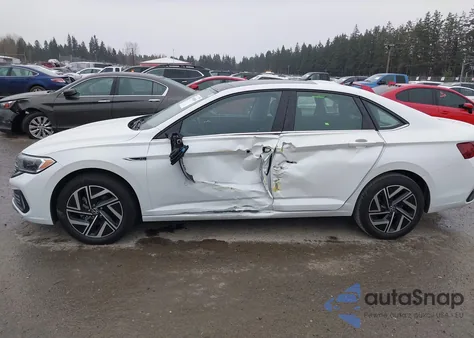 2022 Volkswagen Jetta 1.5T Sel z USA, uszkodzony, nr VIN 3VWGM7BU8NM033941